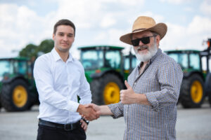 a farmer and businessman doing a deal 300x200 - COMO DEFINIR A PERSONA PARA SEU SERVIÇO VOLTADO AO PUBLICO RURAL