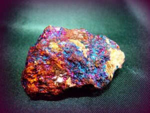 bornite 2869400 640 300x225 - CONHEÇA OS MINERAIS PRESENTES NO COTIDIANO